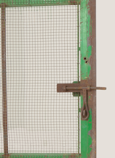 Puerta de reja verde