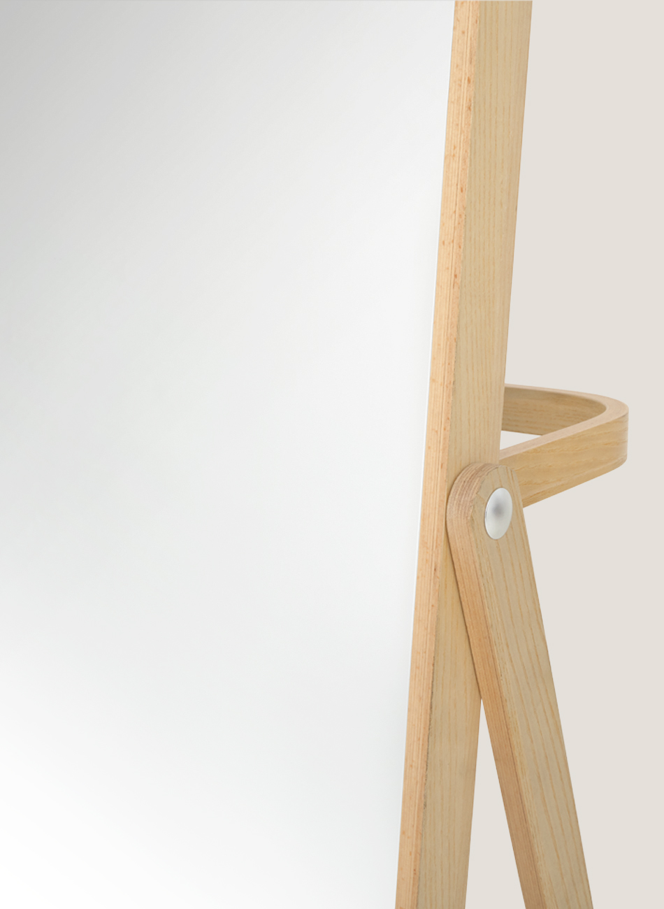 Mirall de peu amb marc de fusta