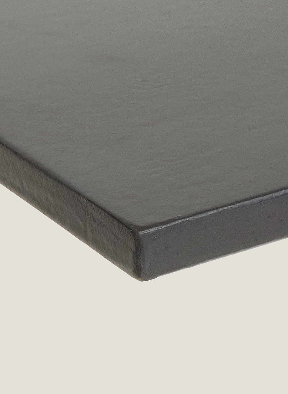 Mesa alta cuadrada negra