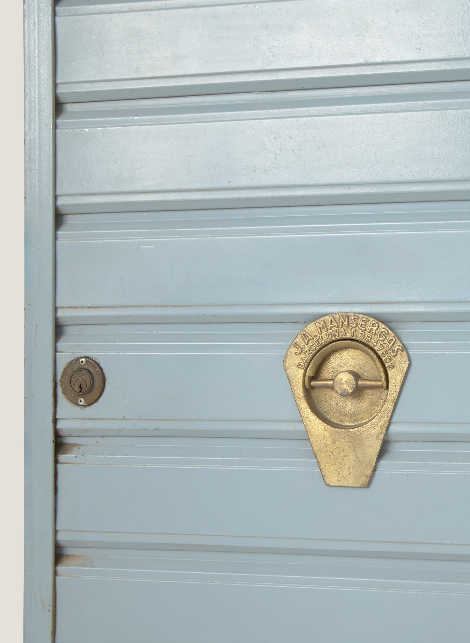 Puerta metálica gris